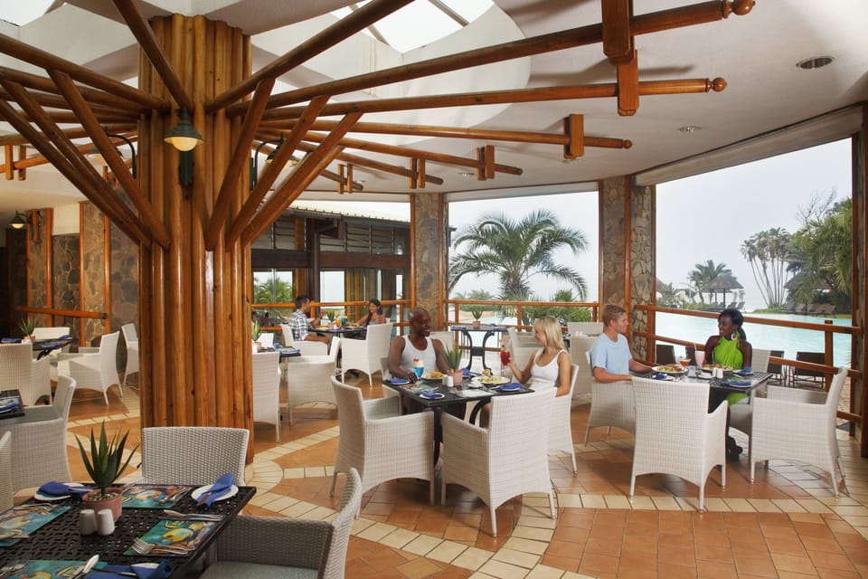 3 bars/lounges, poolside bar