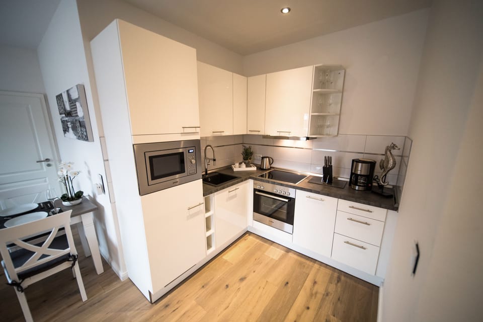 Studio, 1 Double Bed, Non Smoking | Private kitchen | Fridge, microwave, oven, stovetop