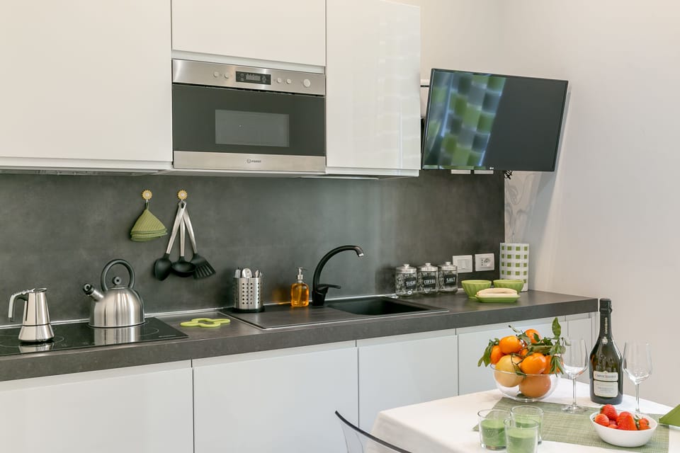City Studio | Private kitchenette | Fridge, microwave, oven, stovetop