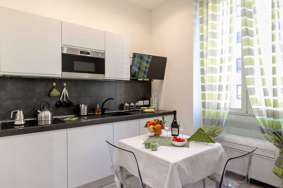 City Studio | Private kitchenette | Fridge, microwave, oven, stovetop