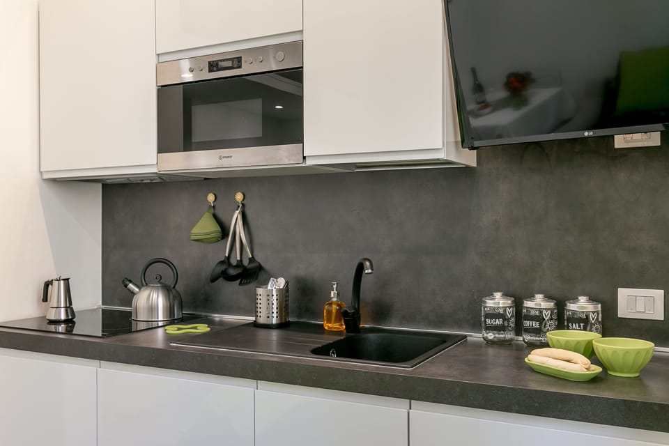 City Studio | Private kitchenette | Fridge, microwave, oven, stovetop