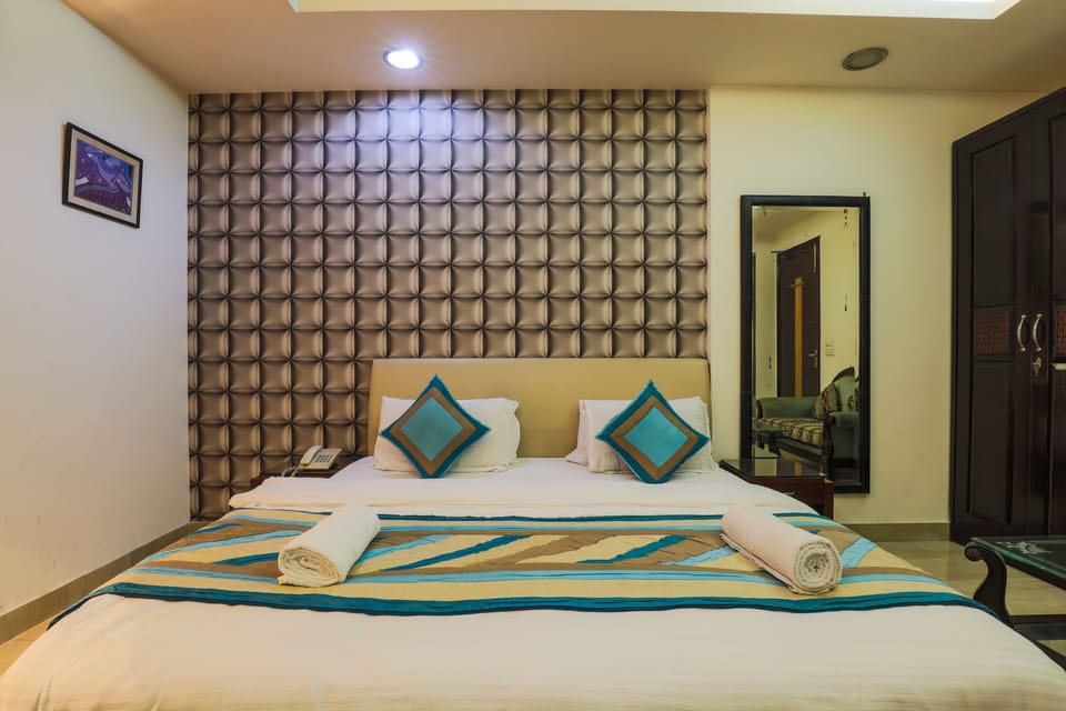 Superior Room, 1 King Bed | 1 bedroom, premium bedding, iron/ironing board, rollaway beds