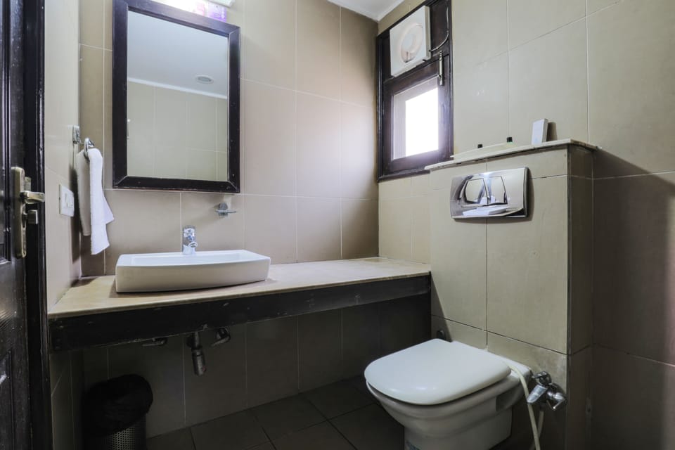 Superior Room, 1 King Bed | Bathroom | Shower, free toiletries, towels, soap