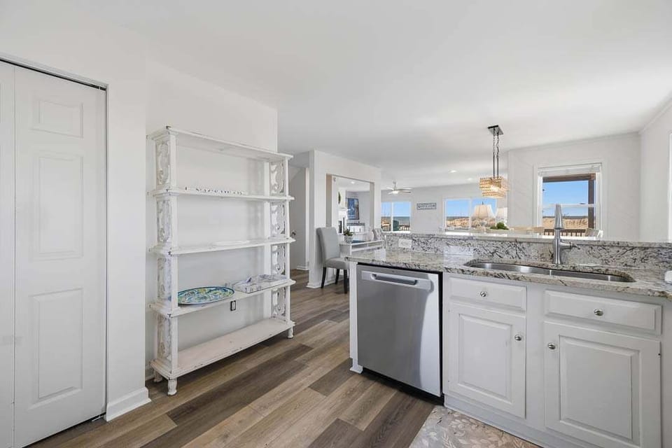 Mid-Level Kitchen with Bar (seats 3)