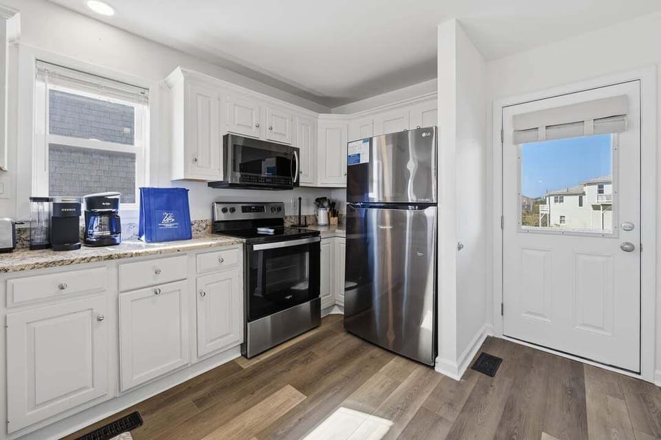 Mid-Level Kitchen with Bar (seats 3)