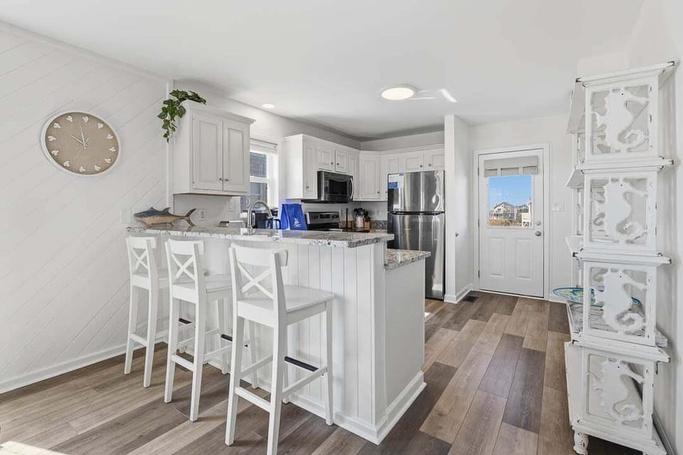 Mid-Level Kitchen with Bar (seats 3)