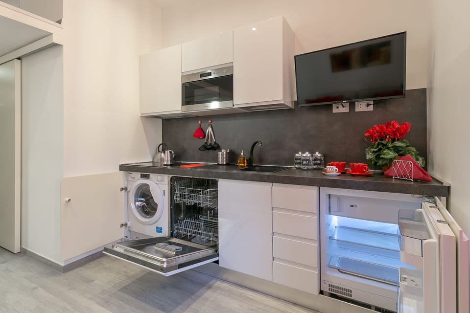 Studio | Private kitchenette | Fridge, microwave, oven, stovetop