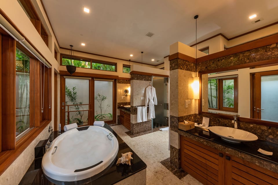 Separate tub and shower, jetted tub, hydromassage showerhead