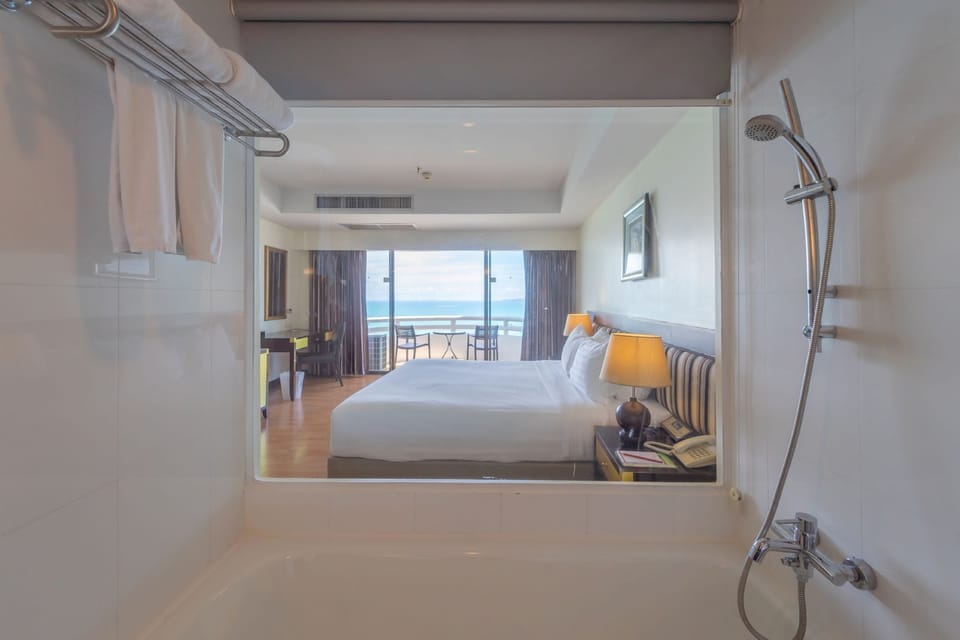 Deluxe Ocean View | In-room safe, desk, soundproofing, free cribs/infant beds