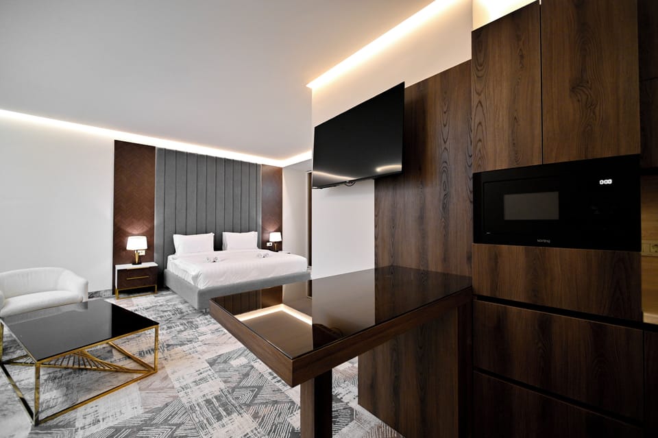 Design Studio | In-room safe, desk, laptop workspace, blackout drapes