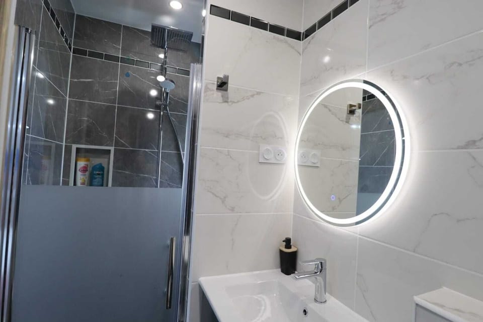 Double Room, Ensuite | Bathroom | Slippers