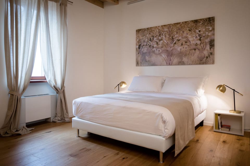 In-room safe, WiFi (free), bed sheets
