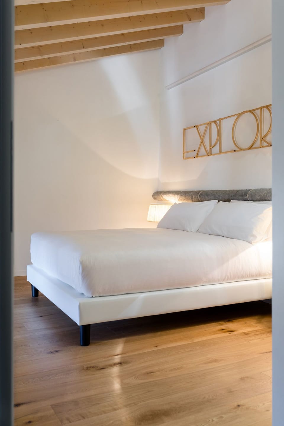 In-room safe, WiFi (free), bed sheets