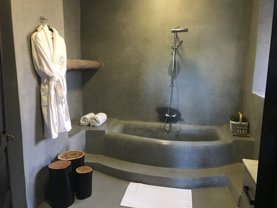 Deluxe Room | Bathroom | Free toiletries, hair dryer (on request), towels