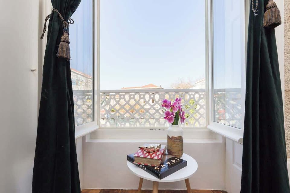 Take the opportunity to drink a glass of wine while you watch the city and the river!