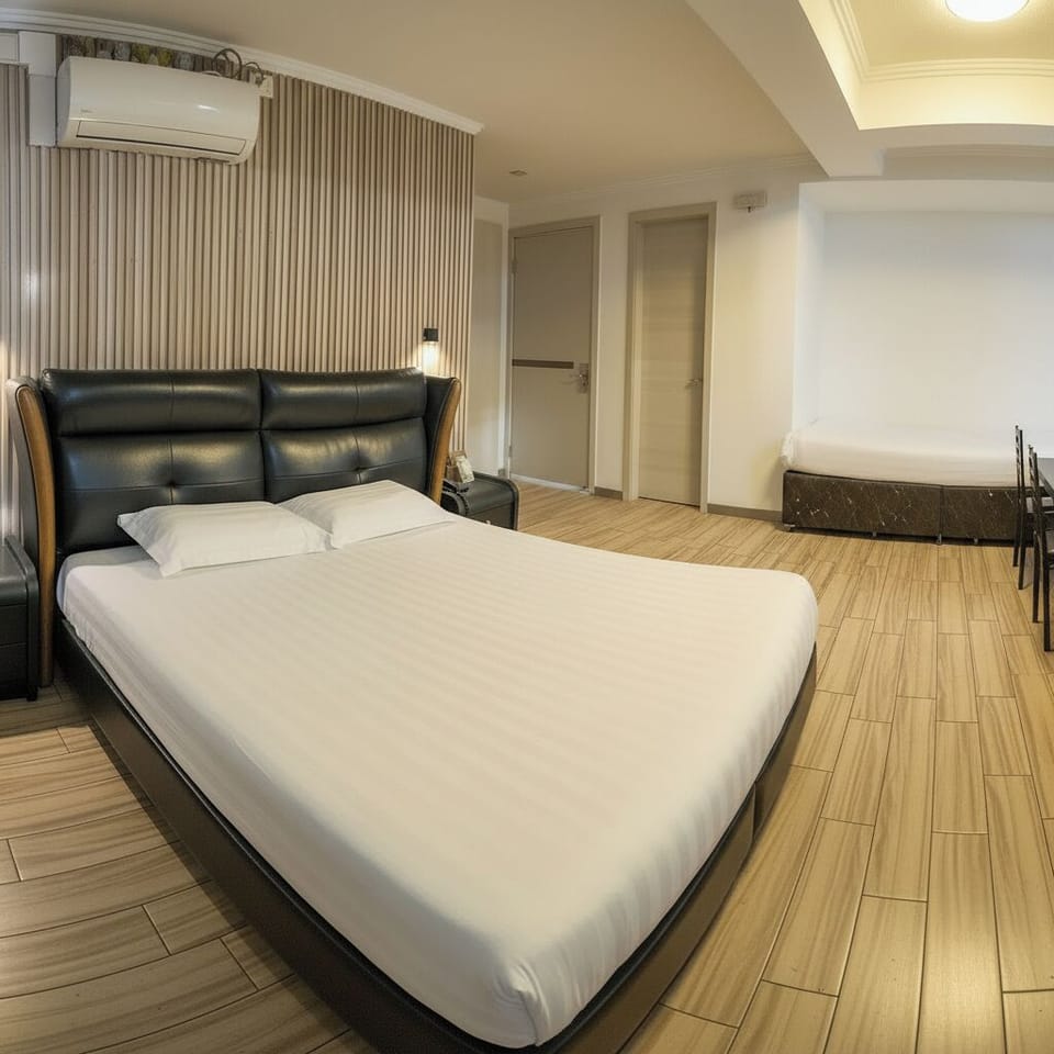 Premium bedding, in-room safe, desk, blackout drapes