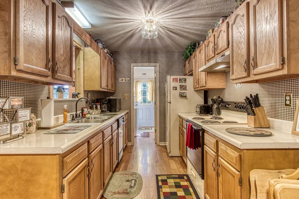 Full kitchen: full-size fridge & oven, microwave, coffee maker, toaster & more!