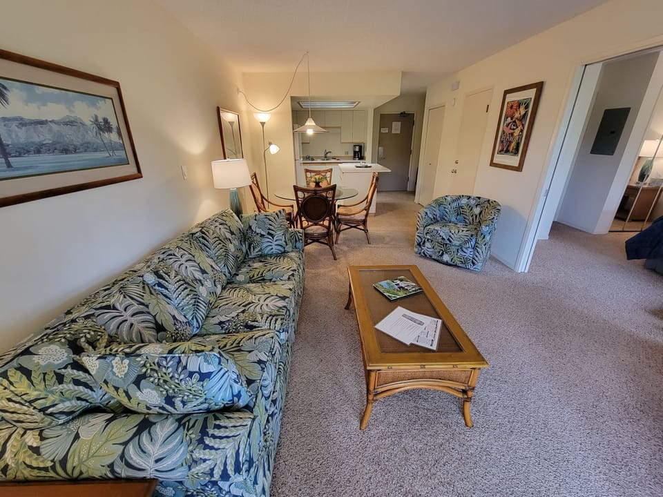 Maui Banyan G205 living area with queen sofa sleeper, nice dining area & kitchen