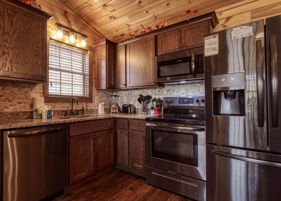 Cabin in the Smokies "The Road Less Traveled" - Fully furnished kitchen with granite countertops