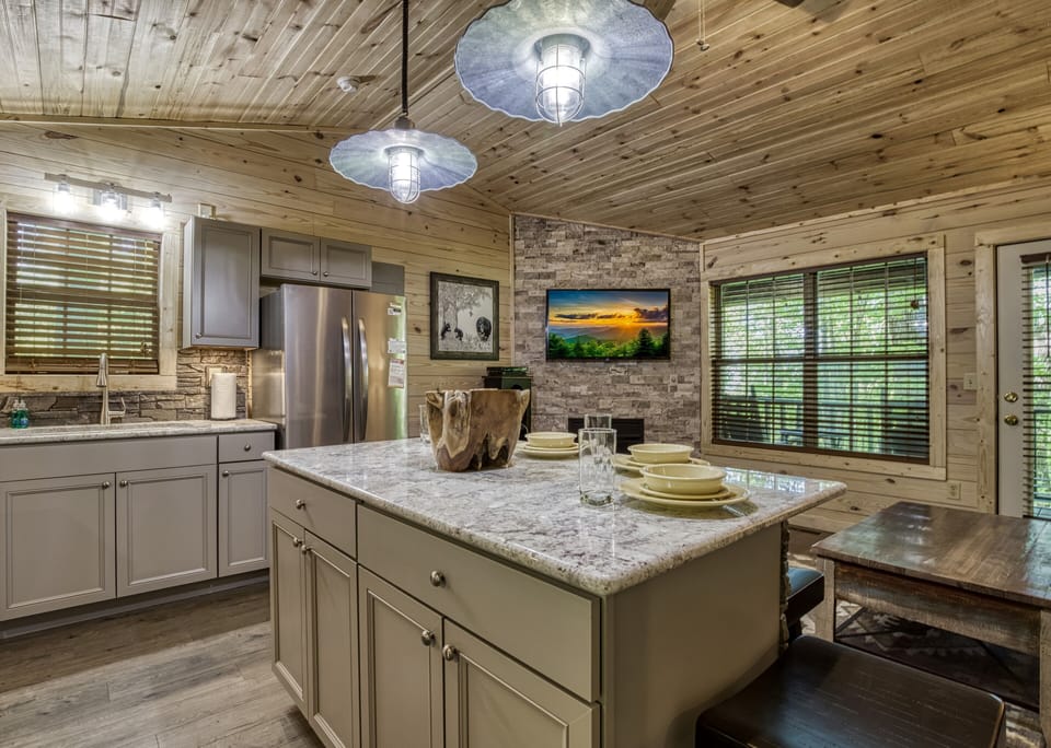 Cabin in the Smokies - Little Piece of Heaven - Kitchen island