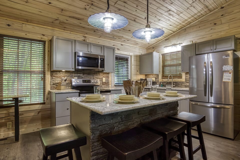 Cabin in the Smokies - Little Piece of Heaven - Kitchen island and fully furnished kitchen