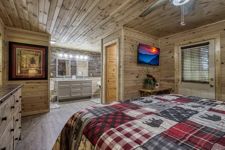 Smoky Mountain Vacation Rental - Little Piece of Heaven - Bedroom 2 master suite