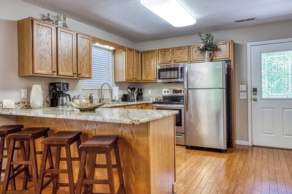 Cabin on the River in the Smoky Mountains "Silver Springs" - Fully furnished kitchen and bar top