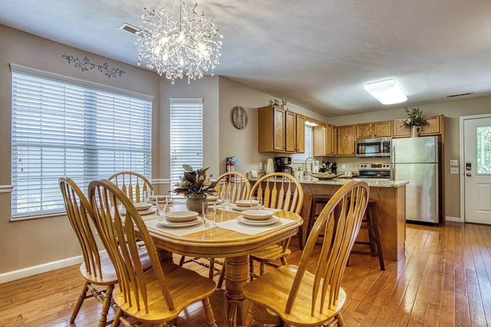 Cabin in the River in Pigeon Forge "Silver Springs" - Dining room and fully furnished kitchen