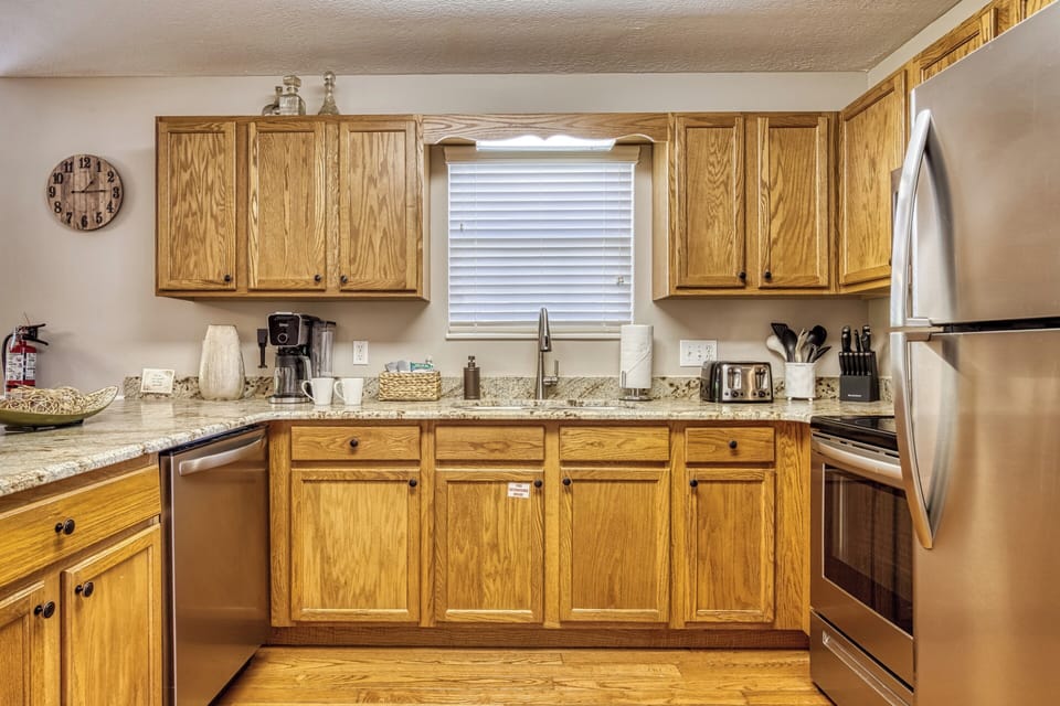 Cabin on the River in the Smoky Mountains "Silver Springs" - Fully furnished kitchen with granite countertops and stainless steel appliances