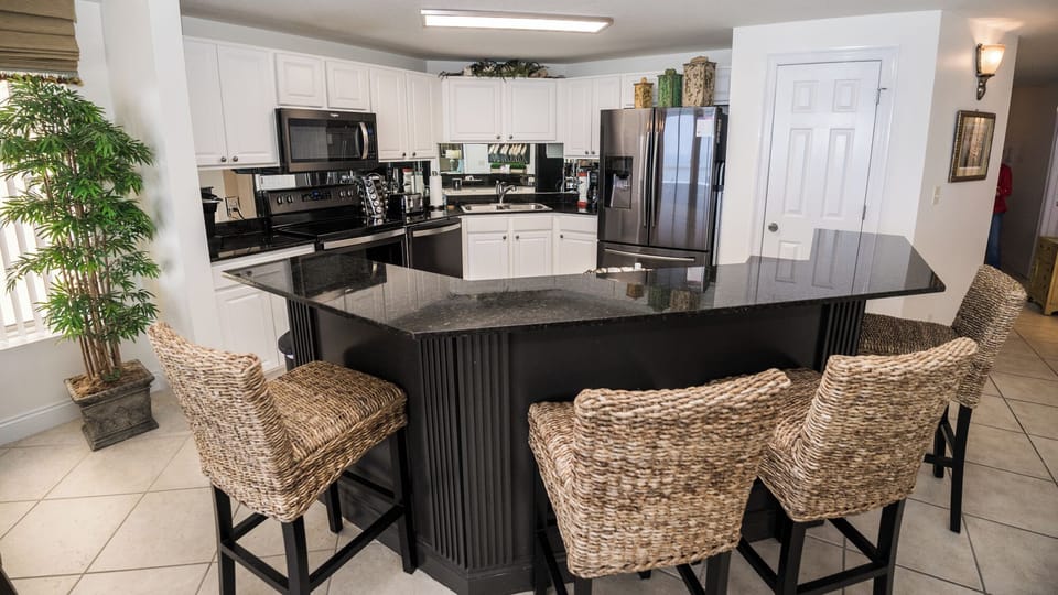 Kitchen & Breakfast Bar Fully equipped!