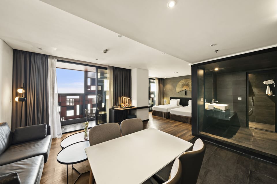 The Code Studio with Sea View | Minibar, in-room safe, desk, laptop workspace