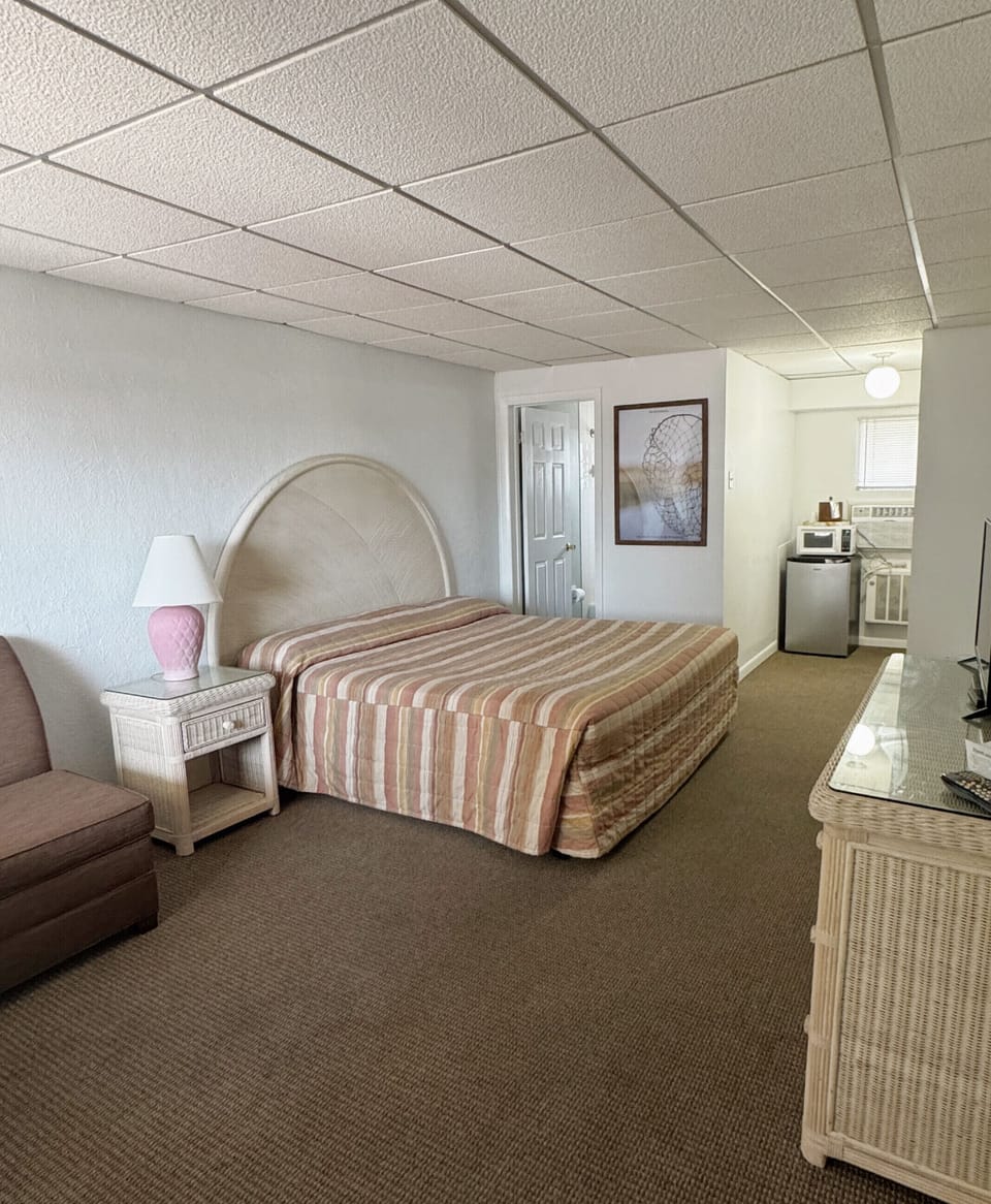Standard Room, 1 King Bed, Refrigerator | Free WiFi, bed sheets