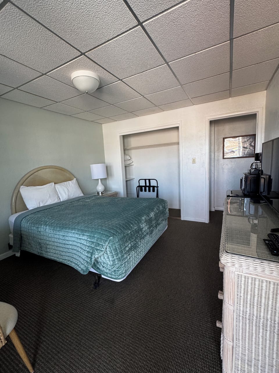 Standard Room, 1 Queen Bed | Free WiFi, bed sheets