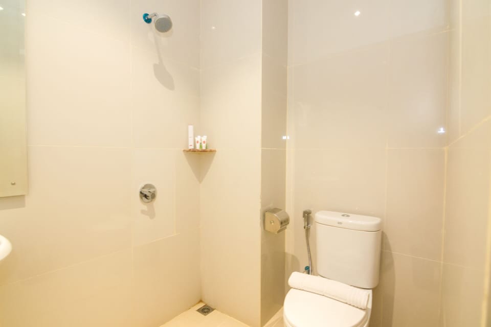 Standard Double Room | Bathroom | Shower, slippers, bidet, towels