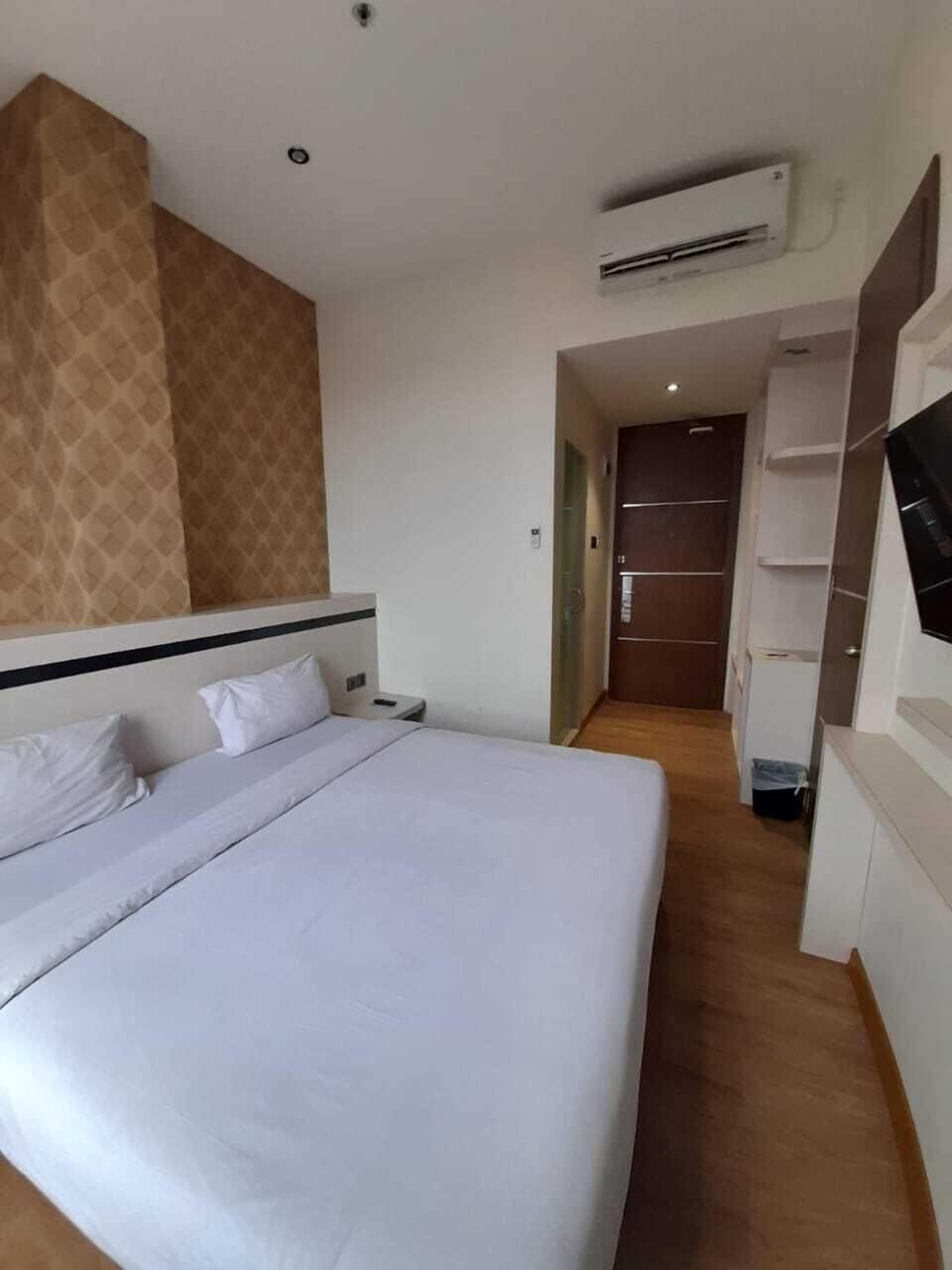 Desk, WiFi (free), bed sheets