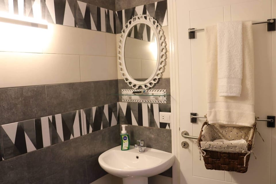 Standard Double Room, 1 Queen Bed, Private Bathroom, Mountain View | Bathroom | Towels
