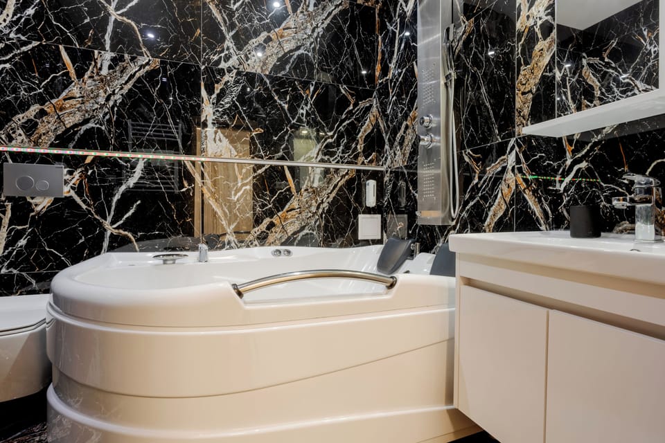 Superior Double Room | Bathroom | Combined shower/tub, spring water tub, hydromassage showerhead