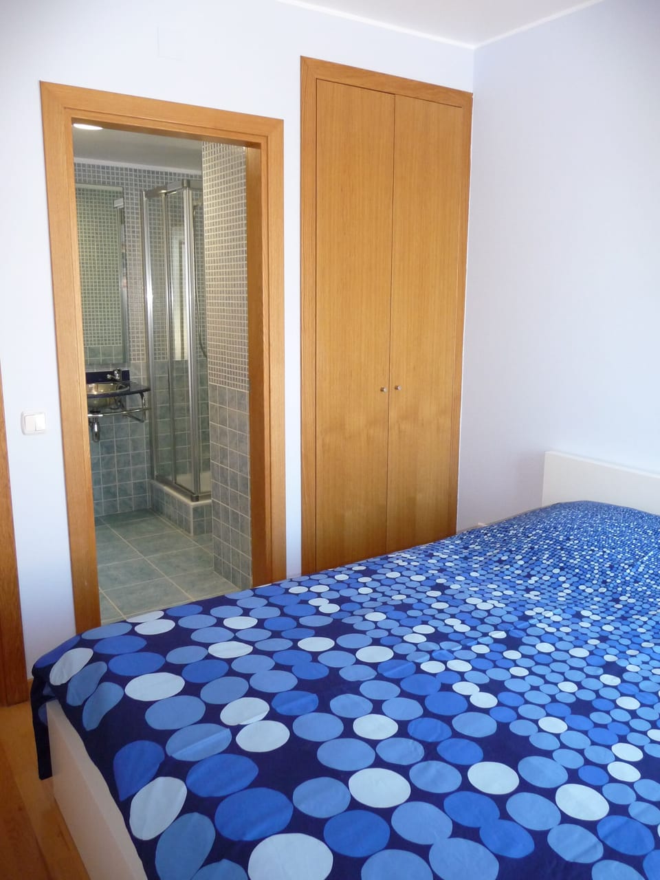 Double en-suite bedroom with shower