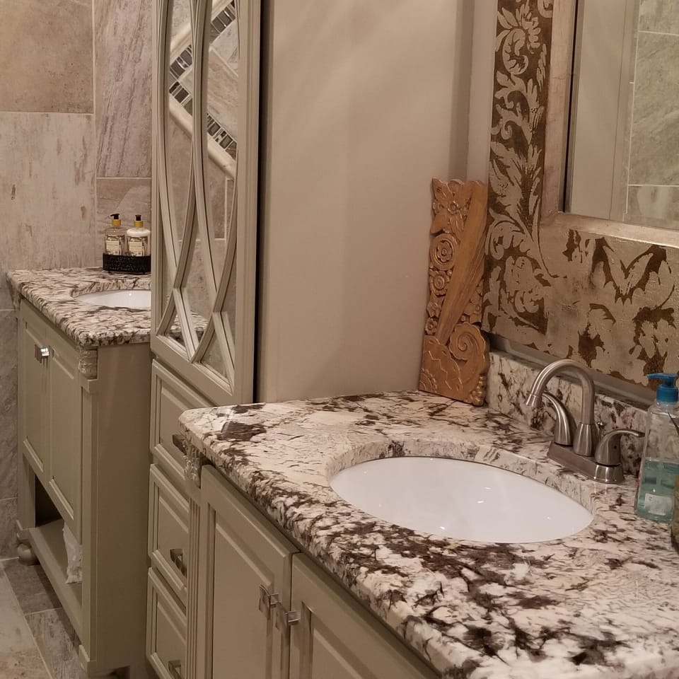 BATH NEXT TO QUEEN BEDROOM SUITE