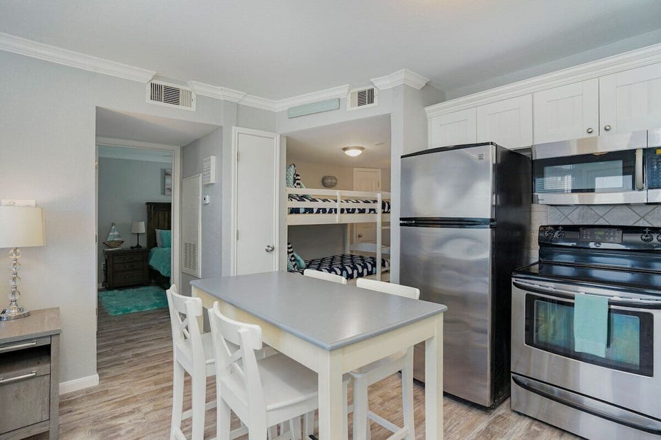 Open floorplan with kitchen and eating area