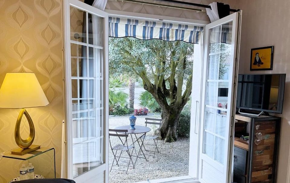 Villa l'Olivier, Chambre d'Hôtes Les Volets Bleus Bed and Breakfast in Vaux-sur-Mer