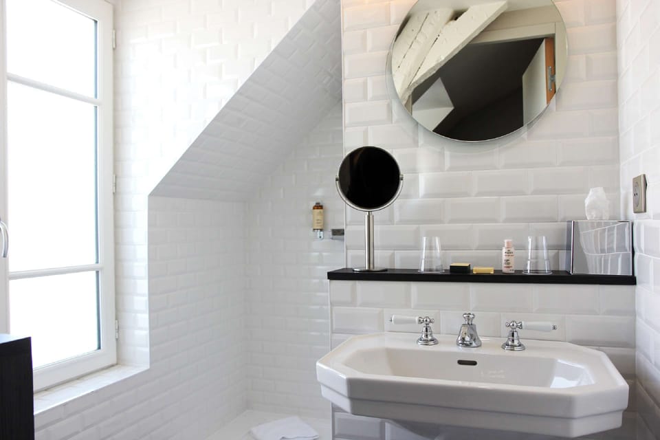 Classic Room, 2 Twin Beds, Non Smoking | Bathroom | Shower, free toiletries, hair dryer, towels
