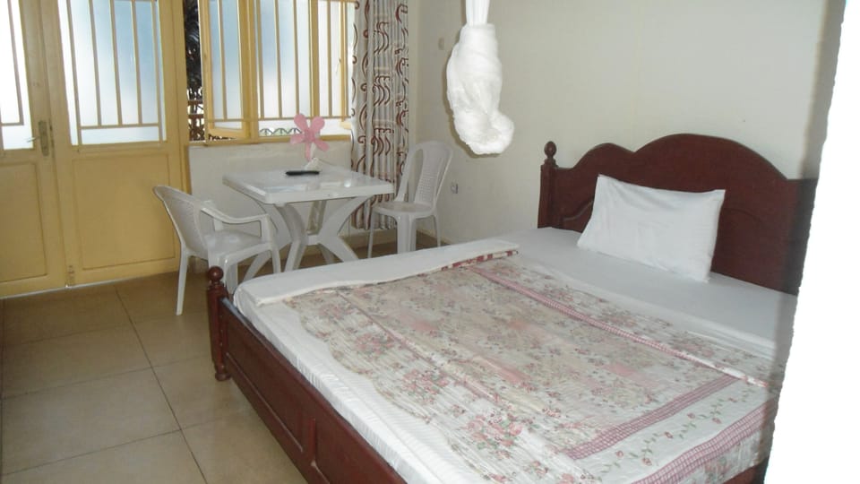 Single Room | In-room safe, desk, blackout drapes, soundproofing