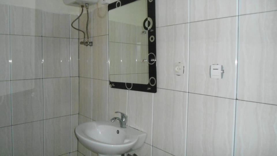 Single Room | Bathroom | Shower, free toiletries, slippers, towels