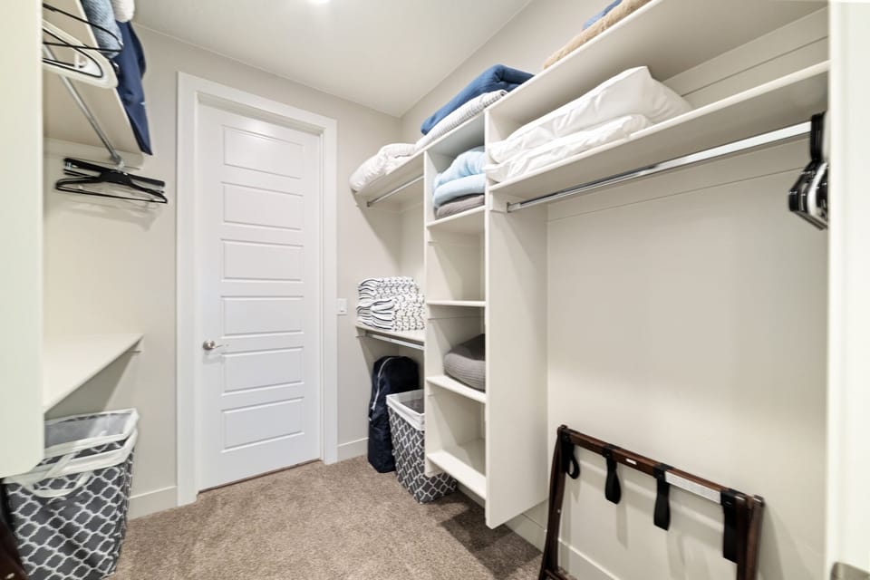 Main Bedroom Walk-In Closet