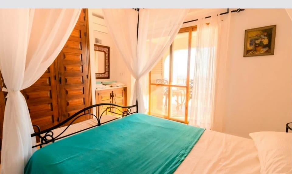 Mater Bedroom with 4 poster Bed