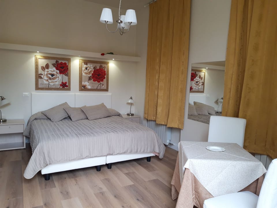 Double Room, Balcony | 1 bedroom, desk, blackout drapes, soundproofing