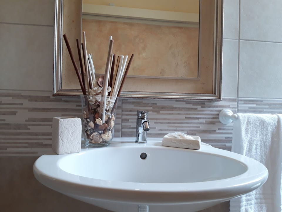 Superior Double Room, Balcony | Bathroom | Shower, free toiletries, hair dryer, towels