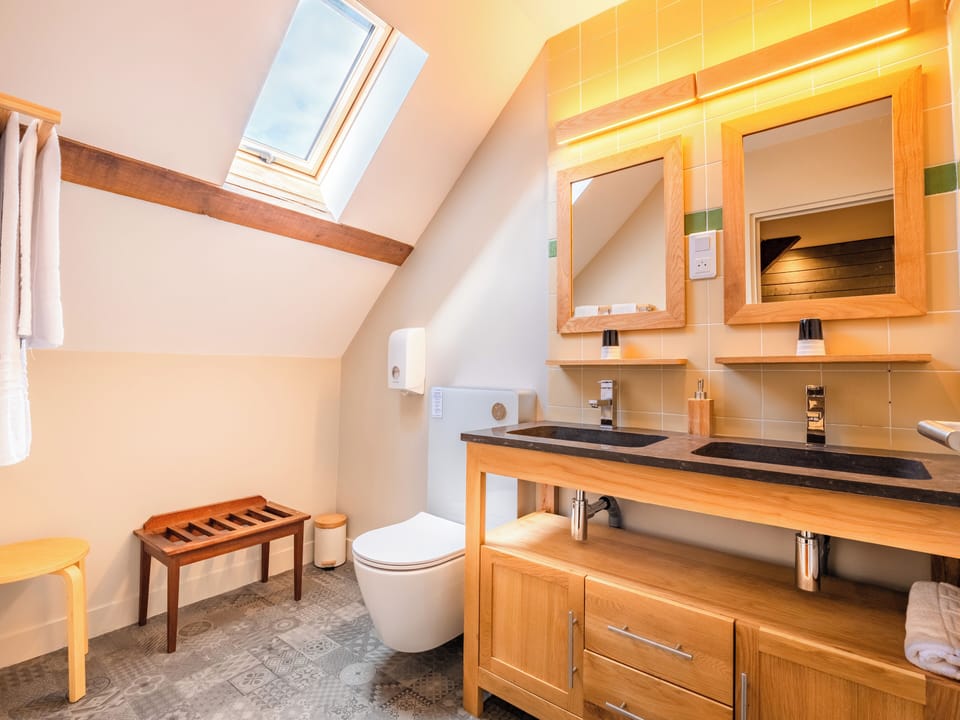 Shower, free toiletries, towels