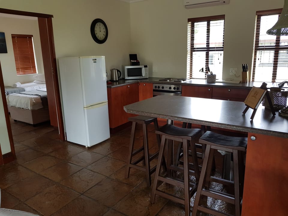 Full-size fridge, microwave, oven, stovetop